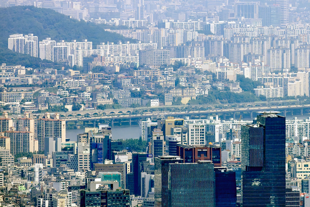 경기도 성남시 청계산 매바위에서 바라본 서울 서초구·강남구(아래)와 한강 이북 아파트 단지