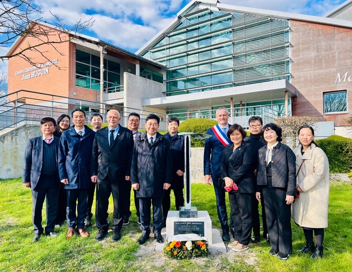 양평군 방문단 프랑스 쉬이프시 한인 100주년 기념비 헌화