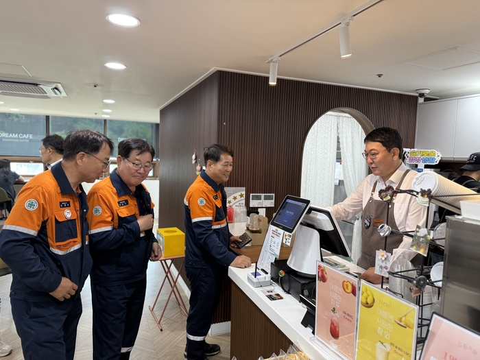 광양상공회의소 우광일 회장,드림카페 일일점장으로 장애인 일자리 응원