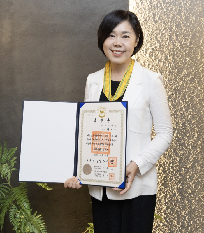 하지원 에코나우 대표가 환경보전 유공 훈장(국민훈장 동백장)을 수훈하고 기념촬영하고 있다. 에코나우