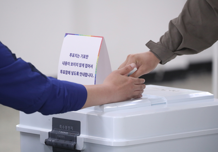예식장에 마련된 투표소