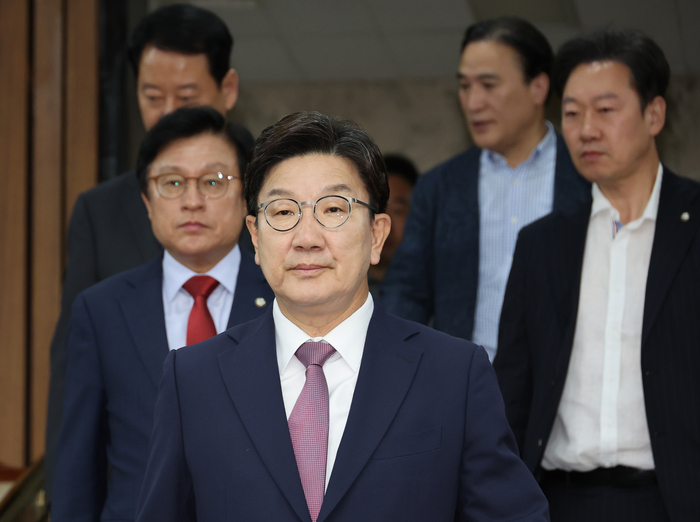 원내대책회의 참석하는 권성동 원내대표