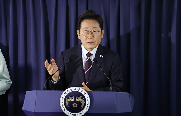 공군 1호기 기자간담회, 발언하는 이재명 대통령