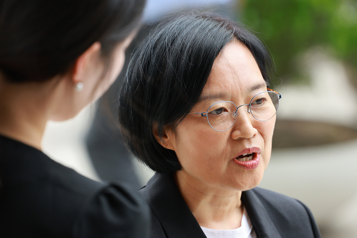 취재진 질문에 답하는 한성숙 중기부 장관 후보자