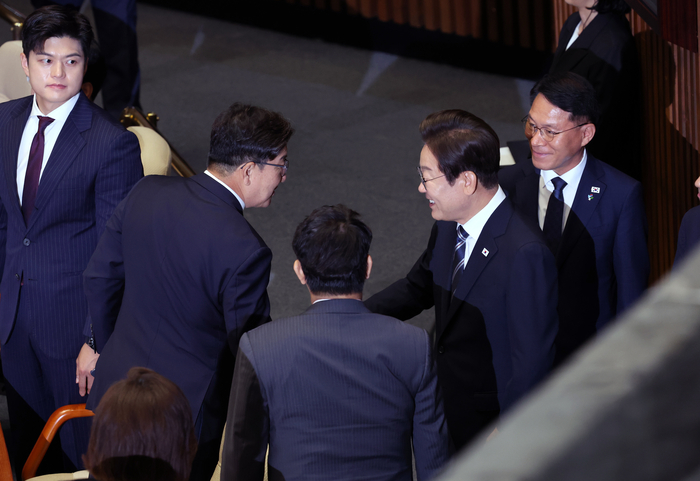 권성동 의원과 악수하는 이재명 대통령