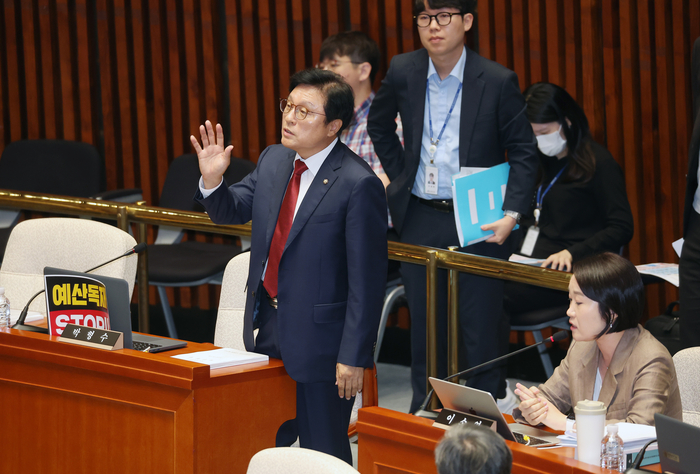 정회 요구하는 박형수 의원