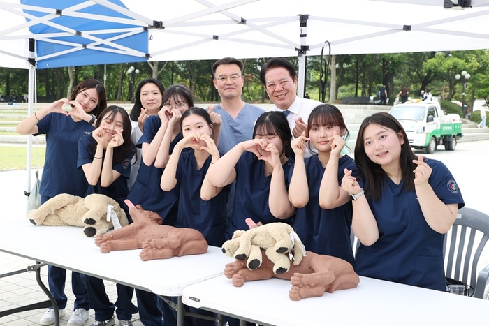 안양시 '2025년 안양 반려동물 사랑나눔축제' 참여한 연성대 반려동물보건과 학생들