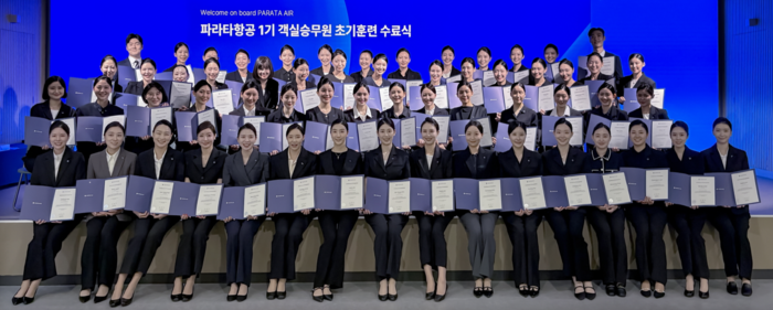 28일 유한대학교에서 진행된 '파라타항공 1기 객실 승무원 수료식'에서 참석자들이 기념 사진을 촬영하고 있다. 사진=파라타항공 제공