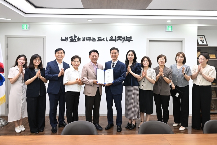 김동근 의정부시장 1일 공식 출범한 이성 의정부도시교육재단 대표이사 등과 기념사진 촬영