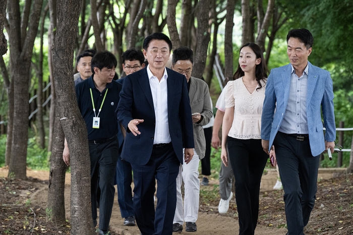 김동근 의정부시장(좌) 6월24일 LH 경기북부지역본부 의정부 사옥 입주 1주년 기념 '함께 걷는 소통의 길' 주재