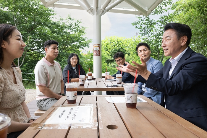 김동근 의정부시장(우) 6월24일 LH 경기북부지역본부 의정부 사옥 입주 1주년 기념 '함께 걷는 소통의 길' 주재