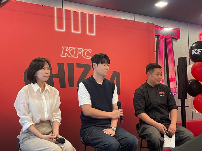 (왼쪽부터) 백민정 KFC 코리아 마케팅총괄(CMO) 이사, 최현석 셰프, 전영욱 KFC코리아 연구개발(R&D)센터 팀장. 사진=조하니 기자