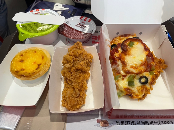 오는 8일 정식 출시되는 KFC 켄치짜 슈퍼박스 구성(갓양념 소스 제외, 사진에 없는 음료 포함). 사진=조하니 기자