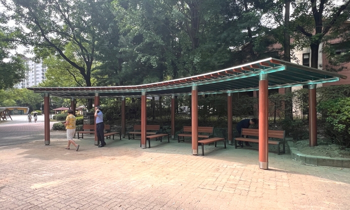 고양특례시 일산신도시 조성 당시 설치돼 노후화된 벤치와 파고라 보수