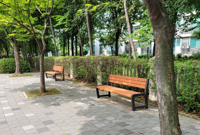 고양특례시 일산신도시 조성 당시 설치돼 노후화된 벤치와 파고라 보수