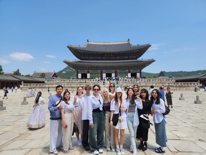 경복대학교 글로벌 단기연수 프로그램 'Summer Study Tour(썸머 스터디 투어)' 참여 학생들 경복궁 관람