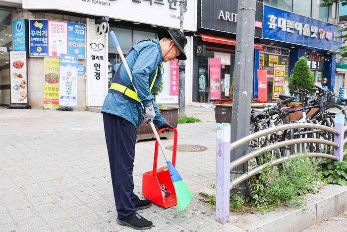 박태순 안산시의회 의장 7일 아침 환경미화원 업무 체험