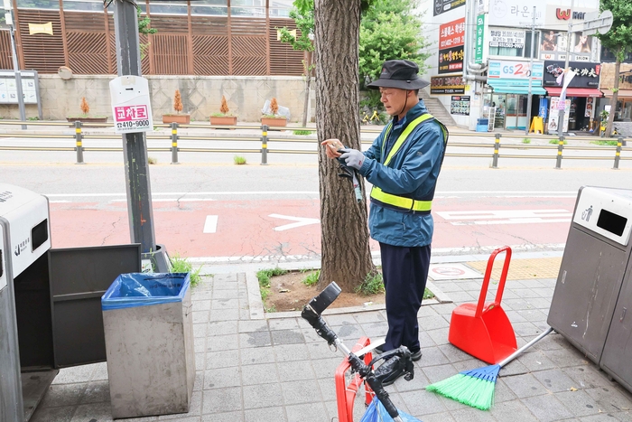 박태순 안산시의회 의장 7일 아침 환경미화원 업무 체험