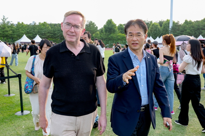 이동환 고양특례시장(우)-콜린 크록스 주한 영국대사 6일 고양시와 영국의 혐력 관계 논의