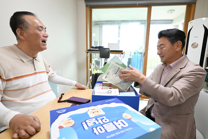 김동근 의정부시장(우) 중증장애인 가정 방문