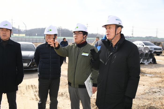 박형덕 동두천시장(우) 국가산업단지 조성 현장 방문