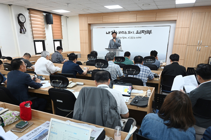 윤상희 의정부시 환경자원국장 10일 기자회견에서 '자원회수시설 현대화사업'과 관련된 보상금 지급 경과 설명