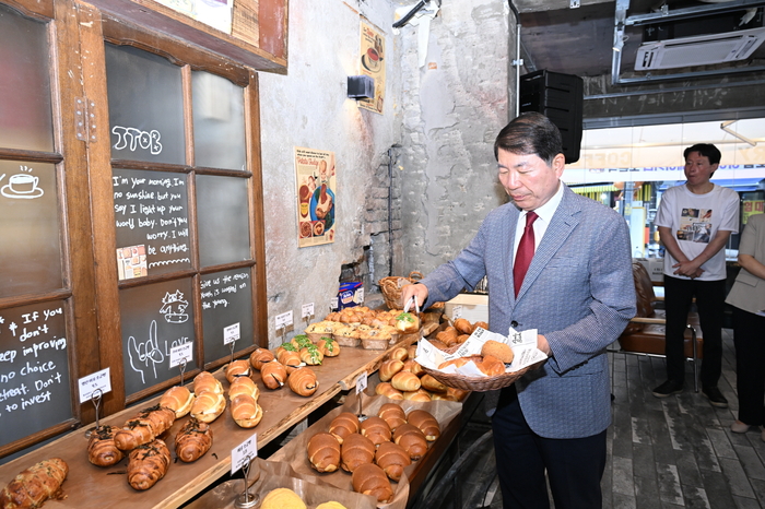 백경현 구리시장 10일 핵점포 1호점 '아이투비 베이커리' 리뉴얼 개점식 주재