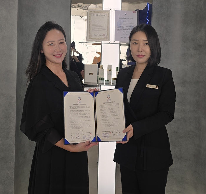이정은 경복대학교 의료미용학과 교수(왼쪽)-김지은 신상성형외과 운영이사