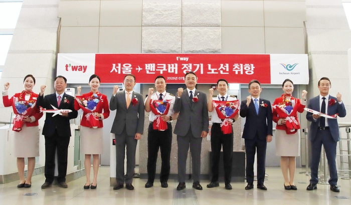이상윤 티웨이항공 대표(왼쪽 여섯번째)