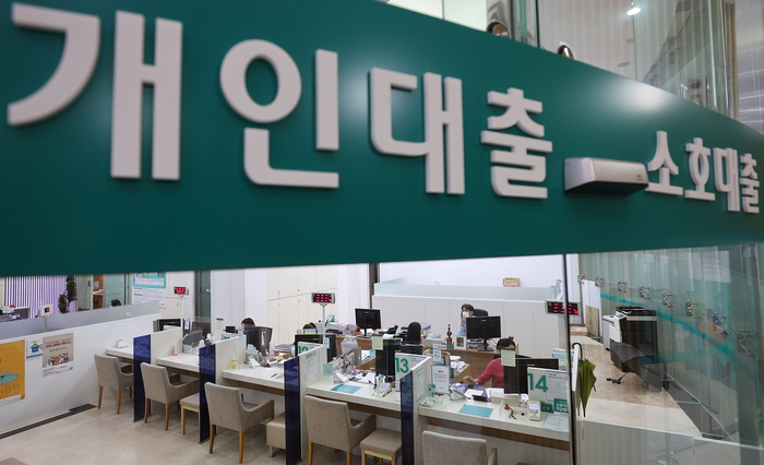 주요 시중은행 가계대출 증가폭이 60%가량 줄었지만 영끌(영혼까지 끌어모은 대출)의 불씨는 여전히 남아있는 것으로 나타났다.