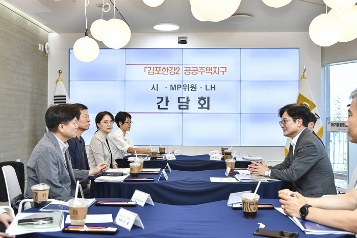 김병수 김포시장(우)-MP 위원-LH 관계자 9일 상호 협력 방안 논의