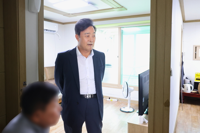 김성제 의왕시장 14일 냉방기기 설치 지원 가구 방문