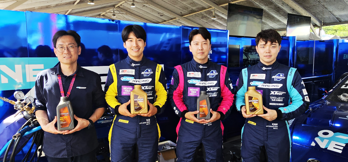 오네 레이싱(O-NE Racing) 팀 송현준 엔지니어와 이정우·오한솔·김동은 드라이버가 HD현대오일뱅크의 '엑스티어(XTeer)' 브랜드 제품들을 선보이고 있다