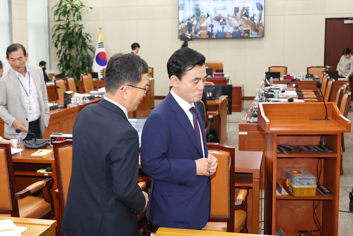국방장관 인사청문회, 여야 충돌로 정회