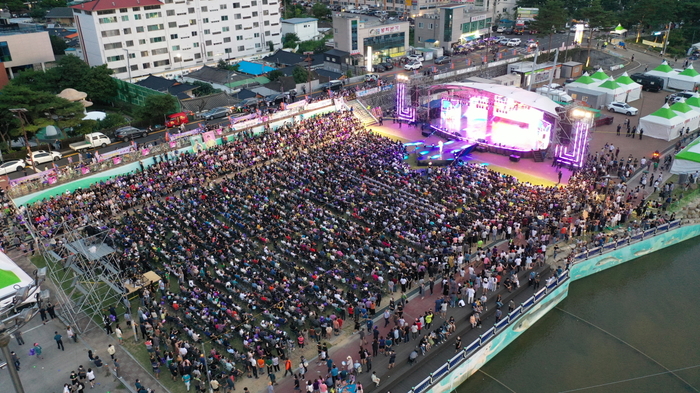 시장 골목도 무대가 된다… 지역 상권과 함께 뛰는 축제