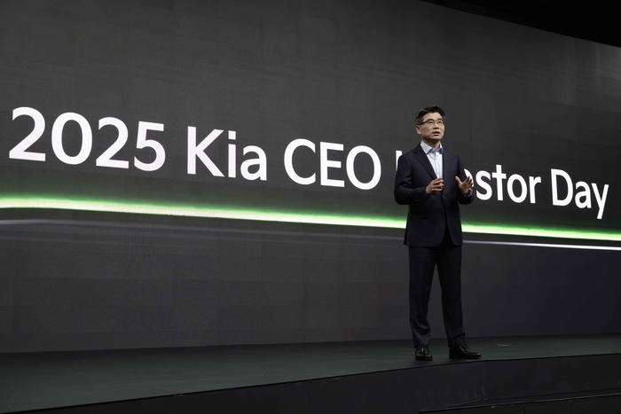 송호성 기아 사장이 지난 4월 열린 '2025 CEO 인베스터 데이'에서 회사 중장기 전략을 발표하고 있다. 송 사장은 이 자리에서 회사 PBV 판매 목표를 2030