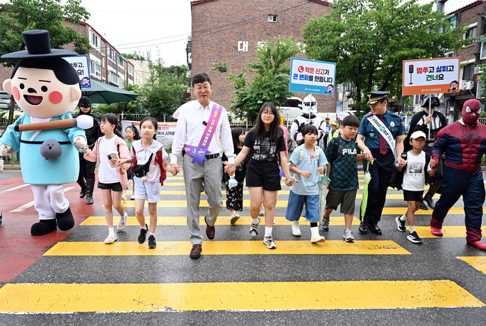 안산시 '안전 안산 히어로' 15일 고잔초(단원구 소재)에서 교통안전 캠페인 진행
