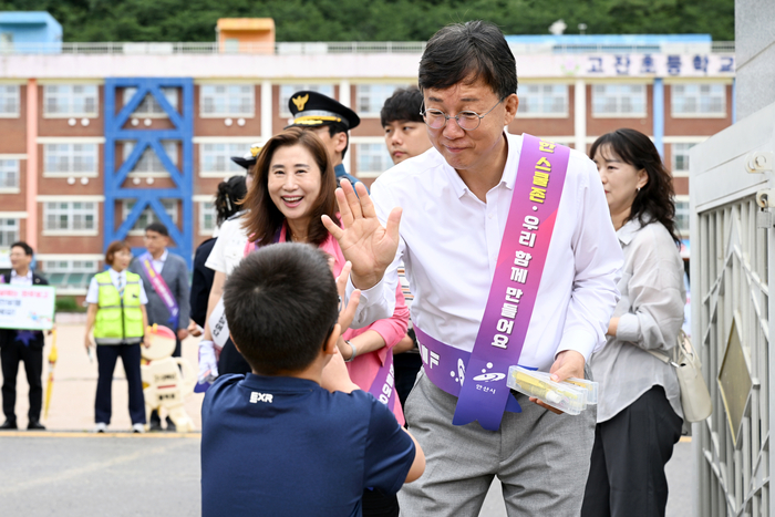 이민근 안산시장 '안전 안산 히어로' 15일 고잔초(단원구 소재)에서 교통안전 캠페인 주재