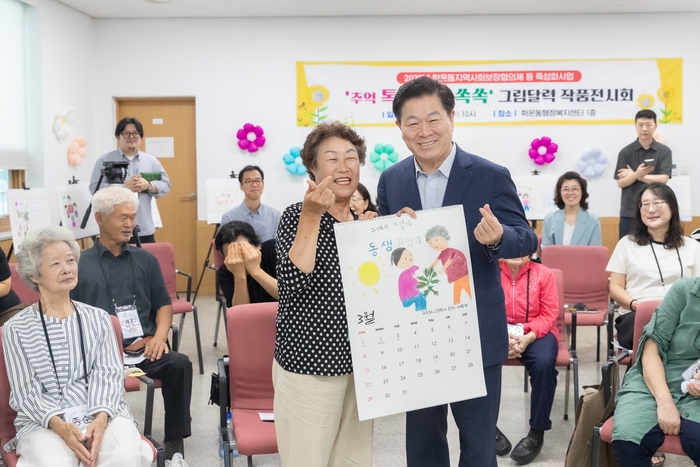 박승원 광명시장(우) 16일 학온동에서 '우리동네 시장실' 운영
