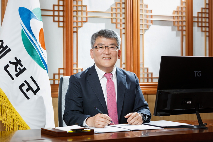 '경영자 김학동'이 이끄는 예천의 변화와 도전: 주식회사 예천군의 현재와 미래