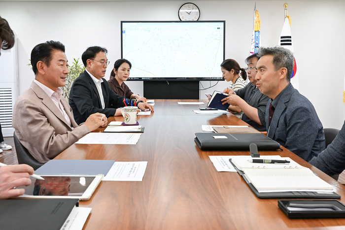 김동근 의정부시장(좌) 15일 시장실에서 국방부 공여지처리TF장과 반환공여구역 개선 방안 논의
