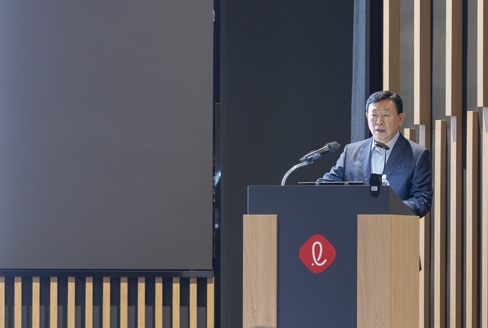 17일 롯데인재개발원 오산캠퍼스에서 열린 '2025 하반기 VCM'에서 신동빈 롯데 회장이 임직원들에게 메시지를 전하고 있다.