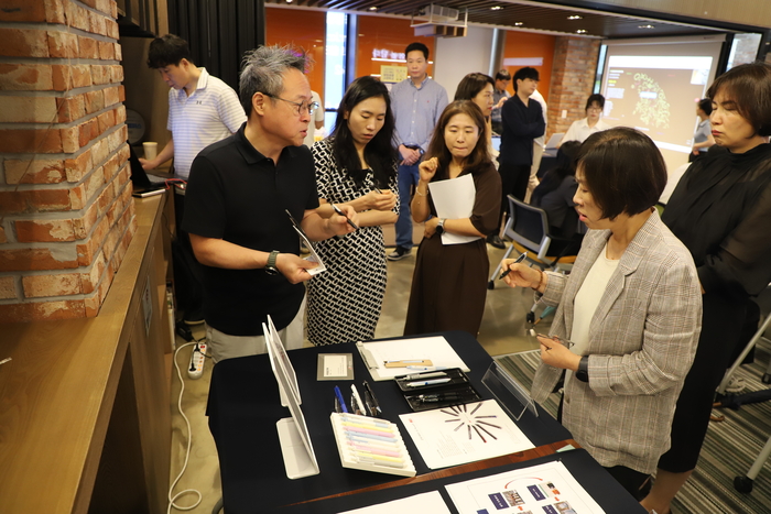 광명시 '지역혁신 창출하는 스타트업 지원사업' 선정된 창업기업 대표 18일 제로지볼 제품 설명