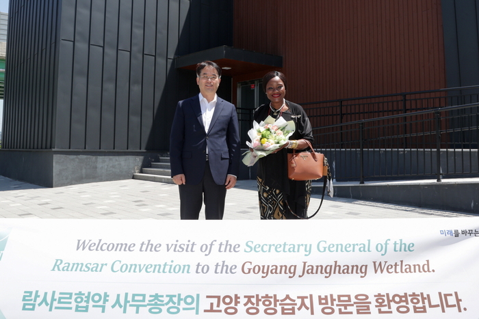 2024년 5월 고양장항습지생태관을 방문한 무손다 뭄바 람사르협약 사무총장(우)-이동환 고양특례시장