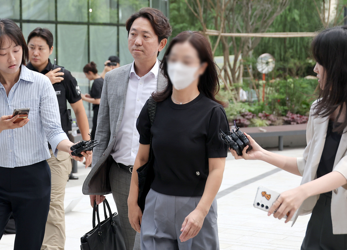 특검 사무실 향하는 '김건희 집사' 배우자
