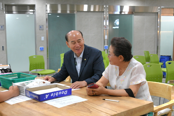 박형덕 동두천시장 22일 민생회복 소비쿠폰 발급 현장 점검