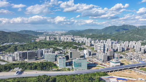 앞쪽 과천지식정보타운, 뒤쪽 과천시 원도심