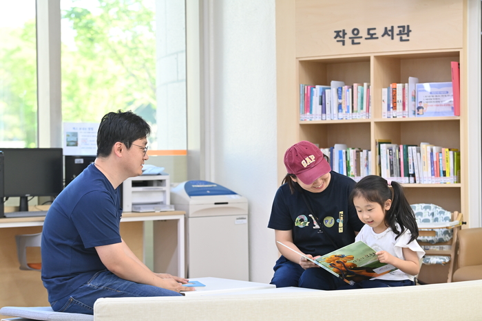 하남시청 민원실 내 '작은 도서관'