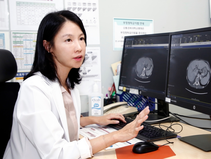 강동경희대병원 이문형 교수가 간염의 원인과 조기 검진 및 예발·치료 대책에 대해 설명하고 있다. 사진=강동경희대병원