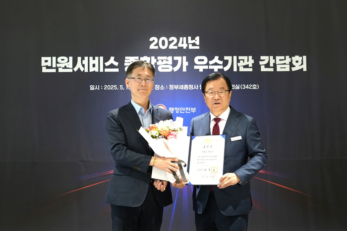 이현재 하남시장(우) 5월13일 '2024년 민원 서비스 종합평가' 우수기관 간담회에 하남시 대표로 참석해 대통령 표창 수상